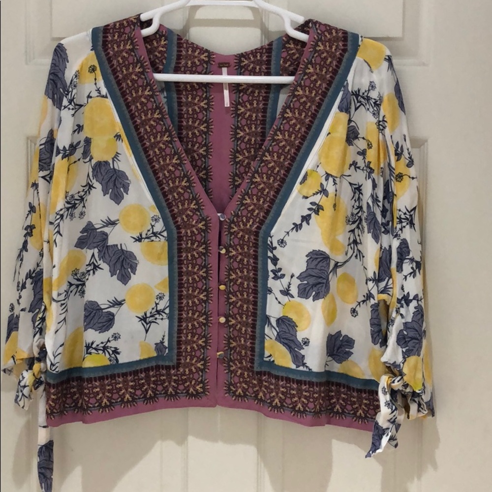 Super cute FREE PEOPLE top, size S